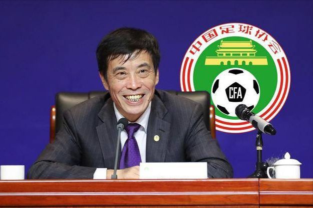 随后，两人重新坐了下来。